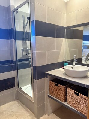 Bathtub, jetted tub, hair dryer, towels - Charming house with heated swimming pool, in a quiet, unoverlooked location. (Saint-Rémy-De-Provence)