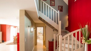A staircase with white railings leading to a landing. - Crucano palm groves, the house itself has a heated swimming pool for 10 people (Plouharnel)