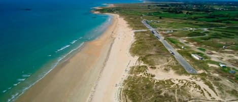 Playa en los alrededores y toallas de playa