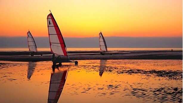 A sunset view with three sailboats on calm water. - Crucano palm groves, the house itself has a heated swimming pool for 10 people (Plouharnel)