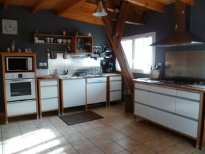 Kjøleskap, ovn, kokeplater og oppvaskmaskin