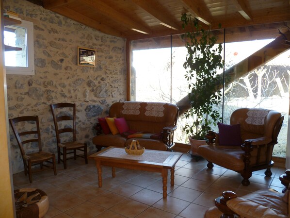 Télévision, lecteur de DVD, baby-foot, livres