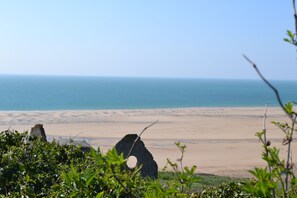 Vlak bij het strand, ligstoelen aan het strand