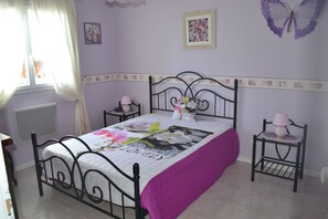 3 slaapkamers, een strijkplank/strijkijzer, reisbedje, gratis wifi