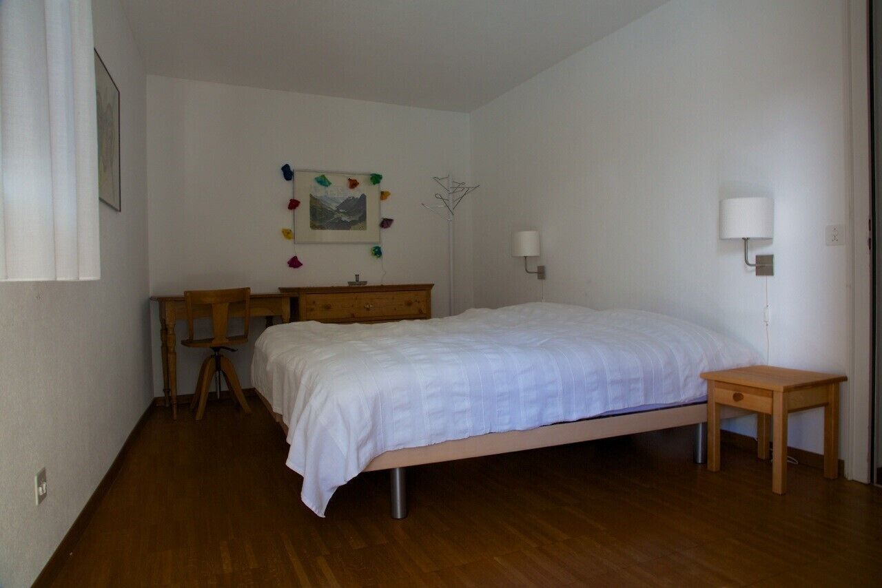 3 dormitoris, planxa i posts de planxar i un bressol de viatge 