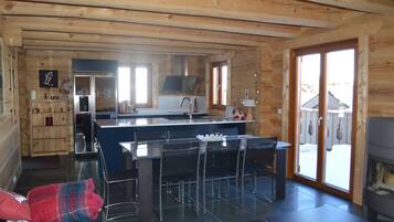 JÀÀkaappi, mikroaaltouuni, uuni, liesi