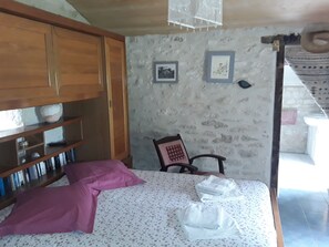 1 chambre, fer et planche à repasser, accès au Wi-Fi (inclus)