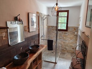 Shower, hair dryer, towels - Stone house with private pool - 10 pers 5 bedrooms 2 bathrooms (Labeaume)