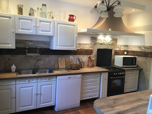Fridge, microwave, oven, stovetop - Stone house with private pool - 10 pers 5 bedrooms 2 bathrooms (Labeaume)