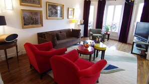 Smart-tv, een dvd-speler, een stereo en een computerscherm