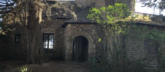 Casa di carattere con grande giardino di fronte all'ingresso di una bella spiaggia