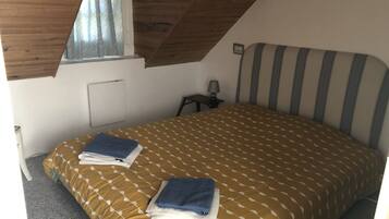 2 slaapkamers, een strijkplank/strijkijzer, gratis wifi, beddengoed