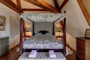 5 bedrooms, desk, iron/ironing board, travel crib