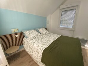1 bedroom, iron/ironing board, free WiFi, bed sheets - CHALET HOUSE with SEA VIEW in PLERIN LES ROSAIRES (22190) -BRETAGNE (Plérin)