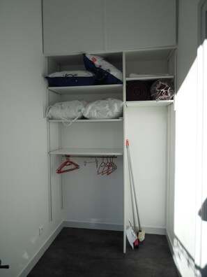 1 chambre, fer et planche Ă repasser