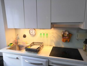 Kylskåp, mikrovågsugn, ugn och spishäll