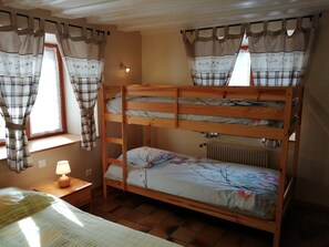 2 makuuhuonetta, silitysrauta/-lauta, Wi-Fi, vuodevaatteet