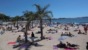 A crowded beach with people sunbathing and swimming. - CANNES low  California LUXURY T2 65M2, SWIMMING POOL, PARKING NEAR CROISETT (Cannes)