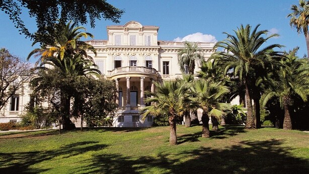 A large, classical building with a symmetrical facade, columns, and a central entrance. - CANNES low  California LUXURY T2 65M2, SWIMMING POOL, PARKING NEAR CROISETT (Cannes)