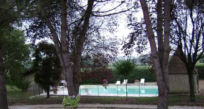 Villa con piscina y sauna.