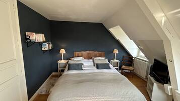 4 slaapkamers, een bureau, een strijkplank/strijkijzer, reisbedje