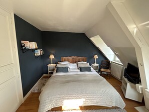4 habitaciones, escritorio y tabla de planchar con plancha