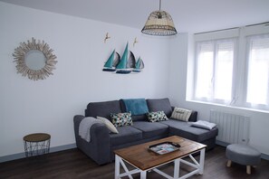 TV, books - 1st floor spacious and bright apartment overlooking the harbor 1640758 (Guilvinec)