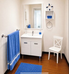 Shower, hair dryer, toilet paper - Magnificent apartment with sea view and marina. (Perros-Guirec)
