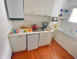 Réfrigérateur, four à micro-ondes, un four, surface de cuisson