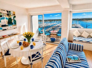 Outdoor dining - Magnificent apartment with sea view and marina. (Perros-Guirec)