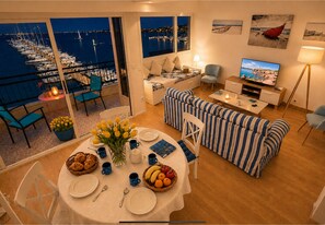 TV, books - Magnificent apartment with sea view and marina. (Perros-Guirec)