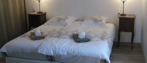 2 sovrum, ljudisolering, strykjärn/strykbräda och resesäng