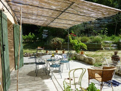 Studio flat and swimming pool, surrounded by vines in the heart of Provence