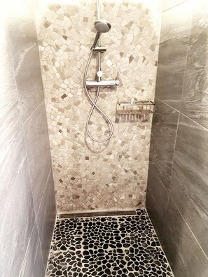 Bathtub, hair dryer, towels, soap - A trip into nature (Bollendorf)