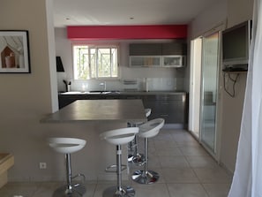 Fridge, microwave, oven, stovetop - Villa with secure pool by the sea in a very quiet cul-de-sac (Le Grau-Du-Roi)