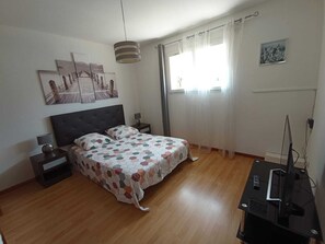 4 habitaciones, tabla de planchar con plancha y cuna de viaje 
