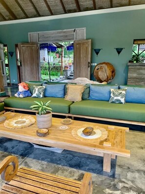 TV, DVD player, table football, books - Sea cottage at Nusa Dua (Nusa Dua)