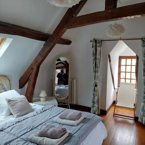 5 bedrooms, desk, iron/ironing board, travel crib