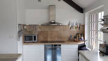 Geladeira, micro-ondas, fogĂŁo, cooktop