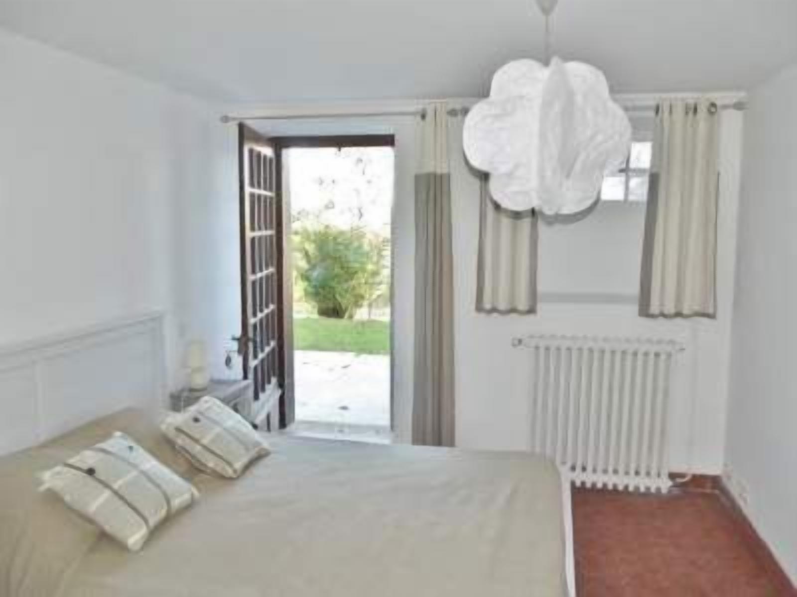 5 bedrooms, desk, iron/ironing board, travel cot