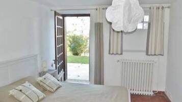 5 bedrooms, desk, iron/ironing board, travel cot