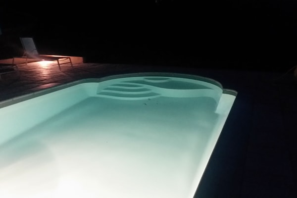 Bain de minuit. Piscine 9X4 chauffée, sécurisée par volet roulant électrique.