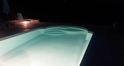 Proche Sarlat, superbe propriété 18Ú S rénovée, 1 ha privatif, piscine chauffée