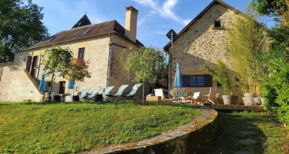 Near Sarlat: Amazing 18th. c. property, 2.5 acres private garden, heated pool