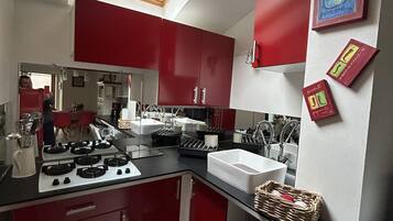 Fridge, microwave, oven, stovetop