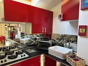 Réfrigérateur, micro-ondes, four, plaque de cuisson