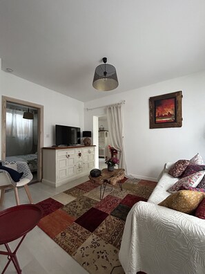 TV connectée, livres, chaîne hi-fi