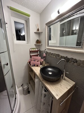 Douche, sèche-cheveux, serviettes fournies, savon