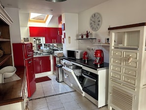 Frigorífico, microondas, horno y placa de cocina