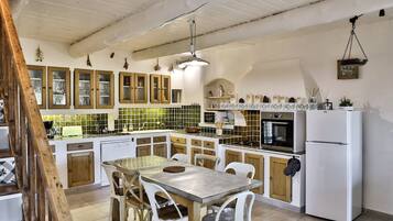 Réfrigérateur, micro-ondes, four, plaque de cuisson